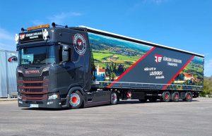 Mega-Planenauflieger